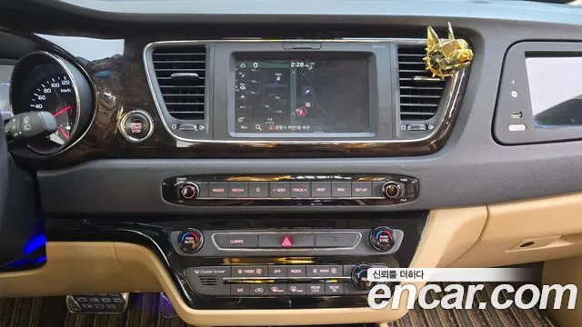 Kia Carnival — фото 12