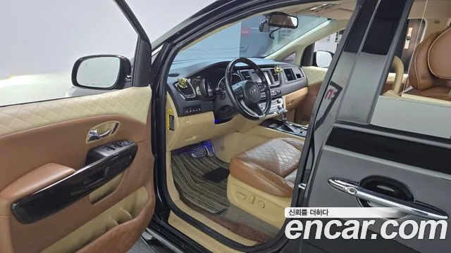 Kia Carnival — фото 10