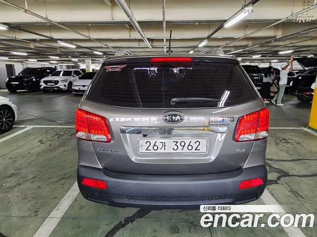 Kia Sorento — фото 7