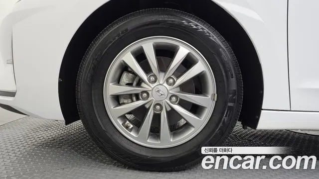 Hyundai Avante — фото 4