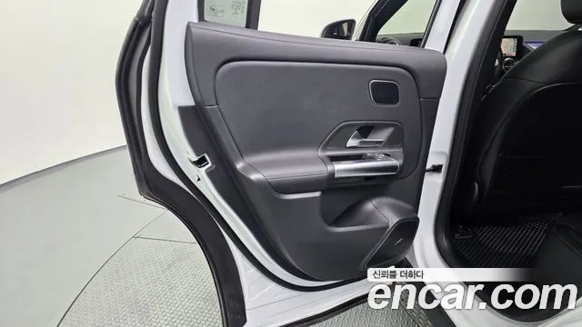 Mercedes-Benz EQA — фото 25