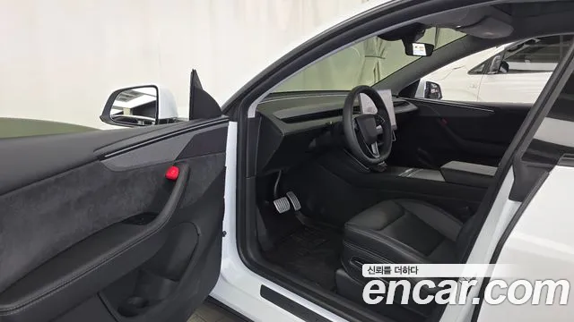 Tesla Model Y — фото 10