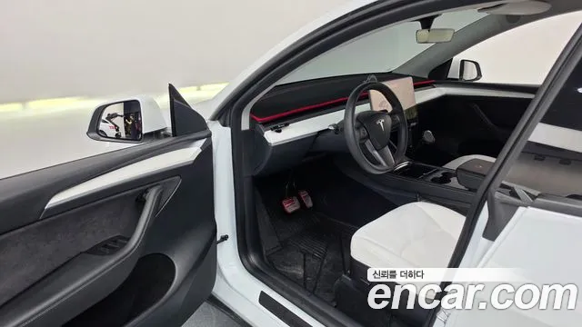 Tesla Model Y — фото 10