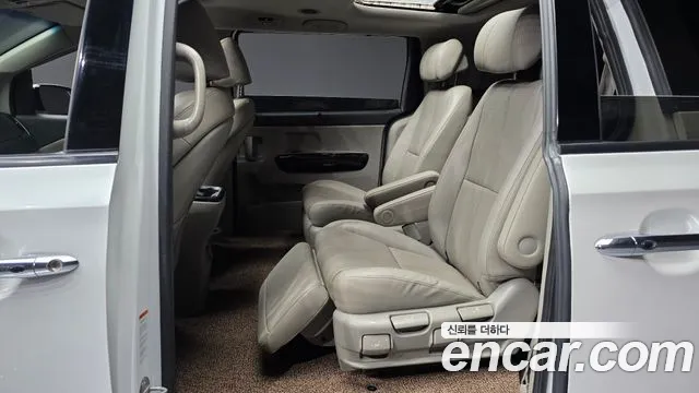 Kia Carnival — фото 12