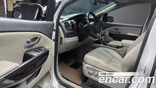 Kia Carnival — фото 10