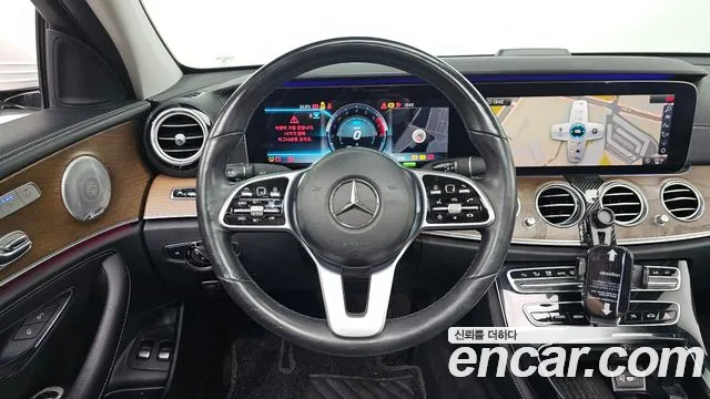 Mercedes-Benz E-Class — фото 13