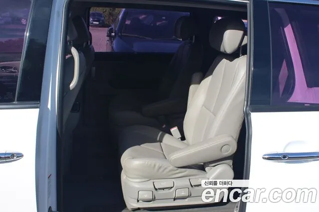 Kia Carnival — фото 11