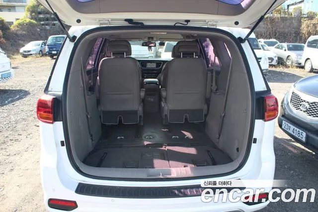 Kia Carnival — фото 16