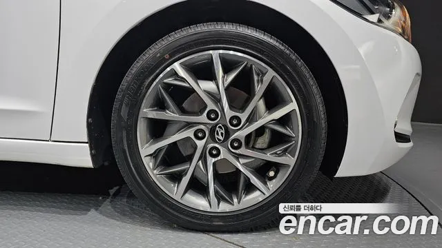 Hyundai Avante — фото 21