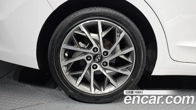 Hyundai Avante — фото 4