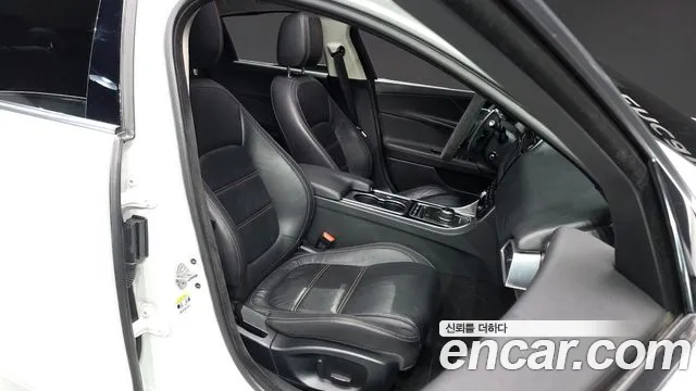 Jaguar XE — фото 11