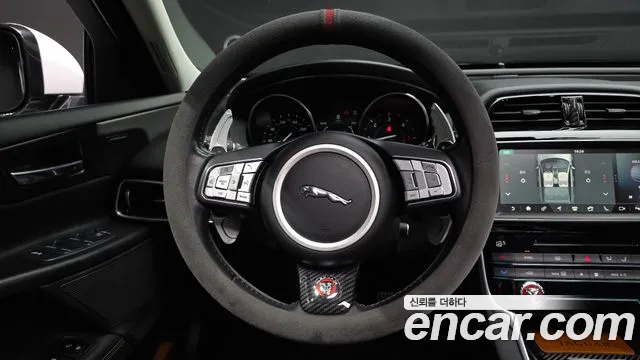 Jaguar XE — фото 13