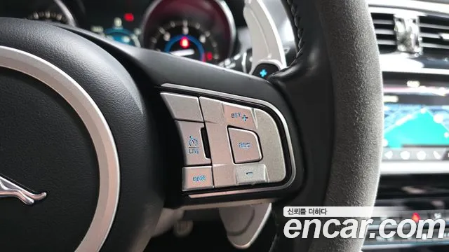 Jaguar XE — фото 17