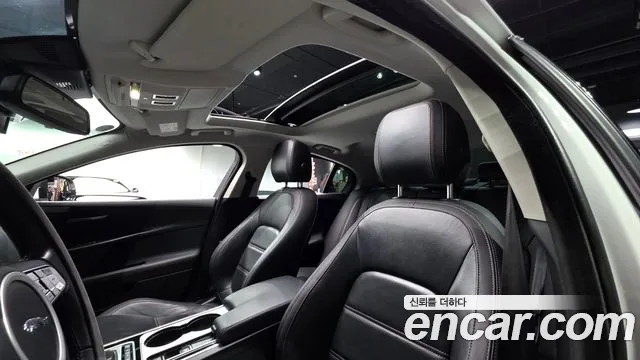 Jaguar XE — фото 18