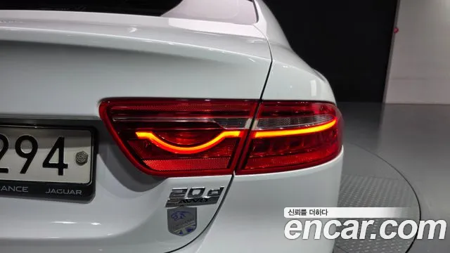Jaguar XE — фото 23