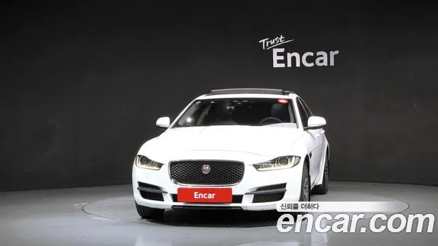 Jaguar XE — фото 3