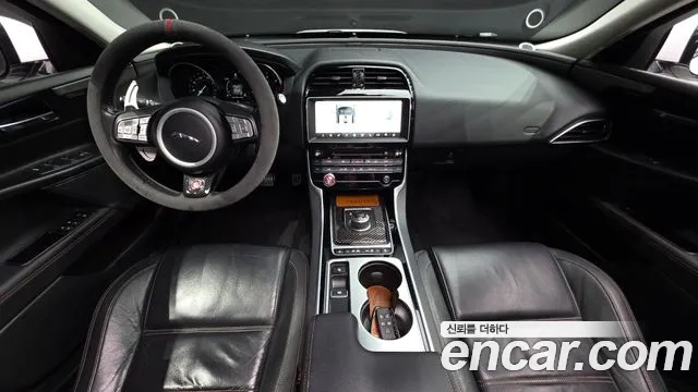 Jaguar XE — фото 7