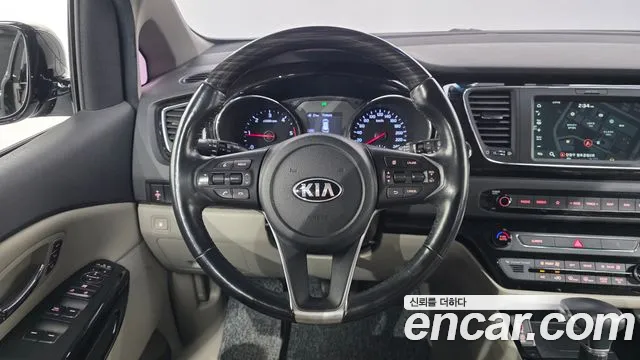 Kia Carnival — фото 16