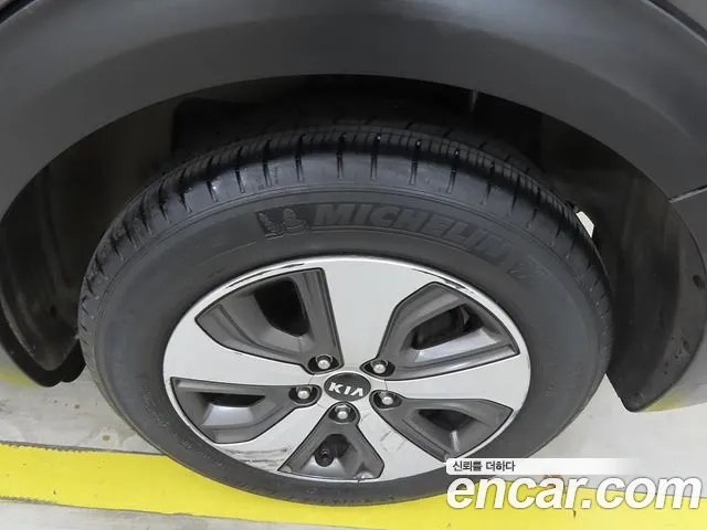 Kia Niro — фото 20