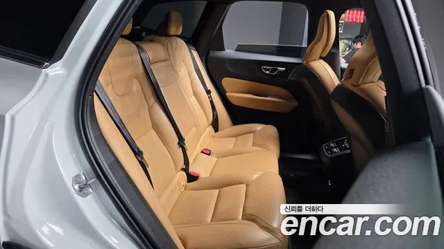 Volvo XC60 — фото 11