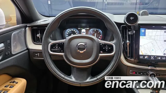 Volvo XC60 — фото 12