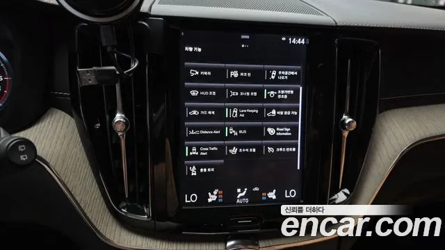 Volvo XC60 — фото 16