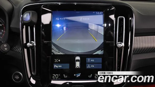 Volvo XC40 — фото 14