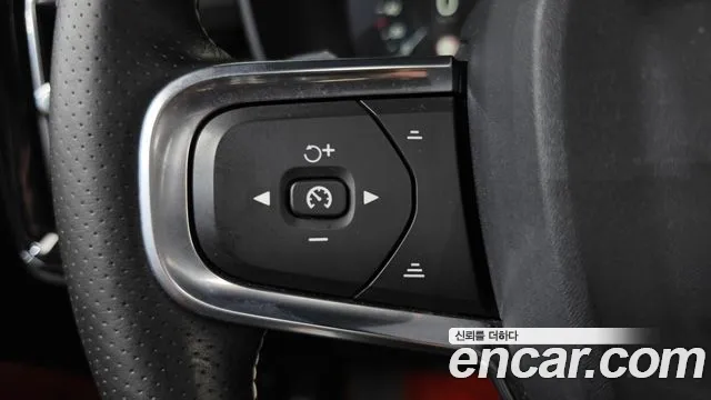 Volvo XC40 — фото 15