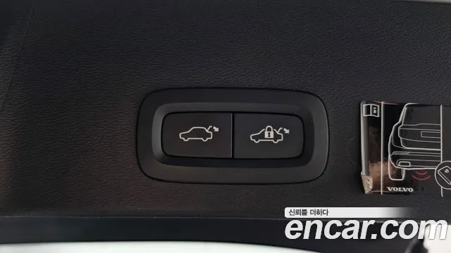 Volvo XC40 — фото 17