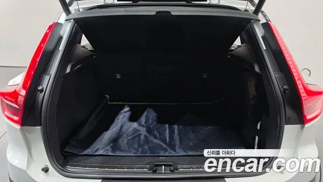 Volvo XC40 — фото 18