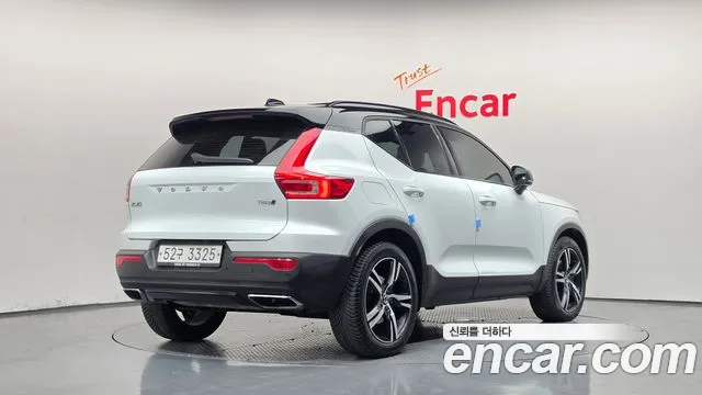 Volvo XC40 — фото 2