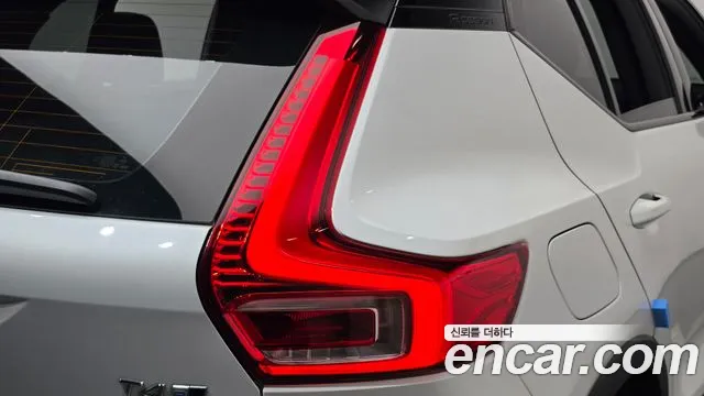 Volvo XC40 — фото 23