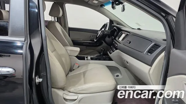 Kia Carnival — фото 11