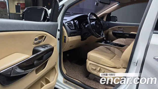 Kia Carnival — фото 10