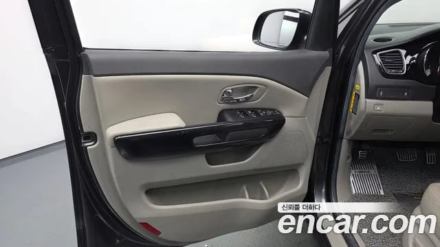 Kia Carnival — фото 24