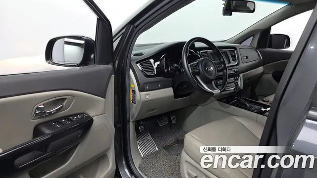 Kia Carnival — фото 10