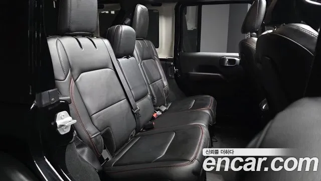 Jeep Wrangler — фото 12