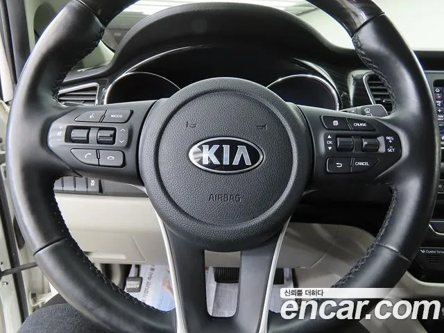 Kia Carnival — фото 17