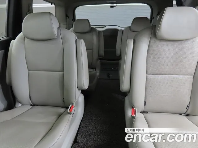 Kia Carnival — фото 8