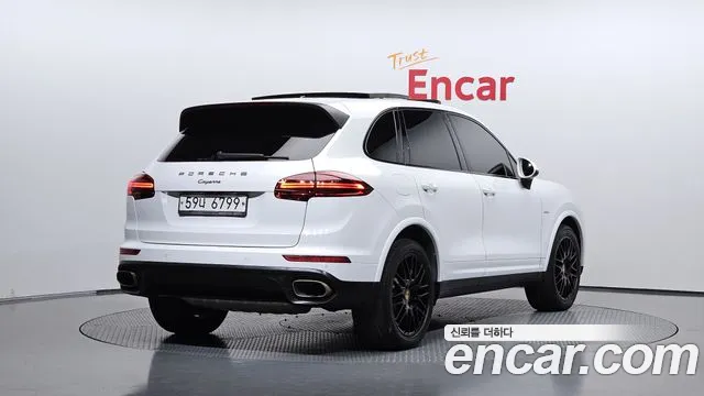 Porsche Cayenne — фото 1