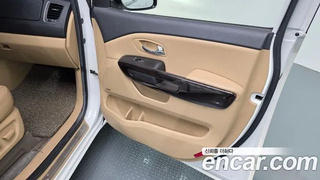 Kia Carnival — фото 25