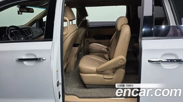 Kia Carnival — фото 10