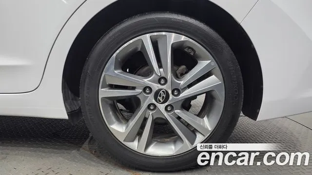 Hyundai Avante — фото 21