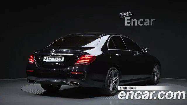 Mercedes-Benz E-Class — фото 1