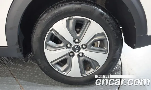 Kia Niro — фото 21