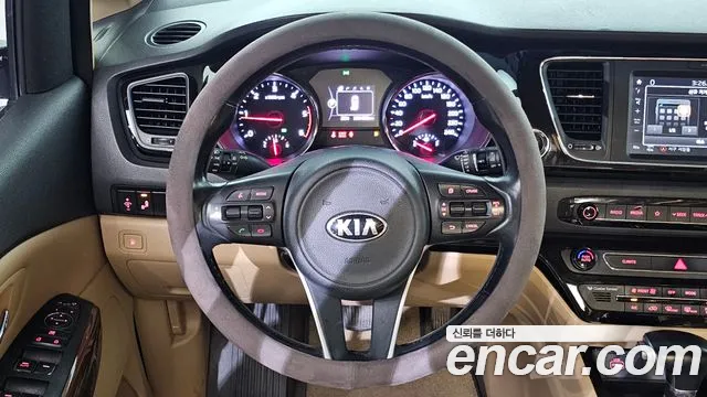 Kia Carnival — фото 16