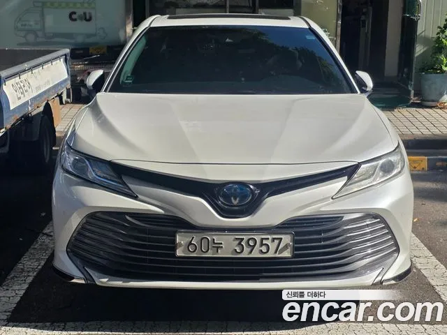 Toyota Camry — фото 1