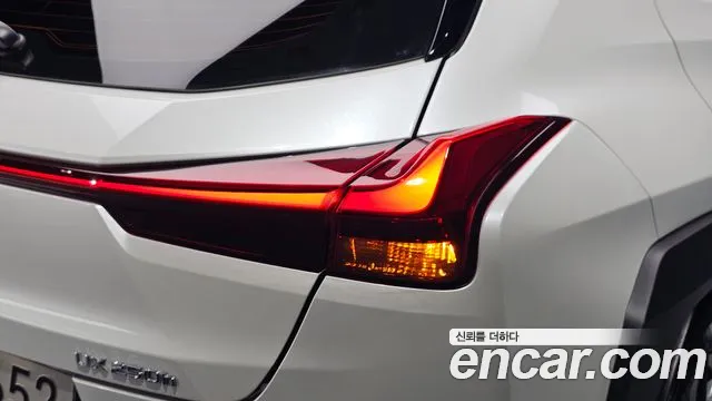 Lexus UX — фото 23
