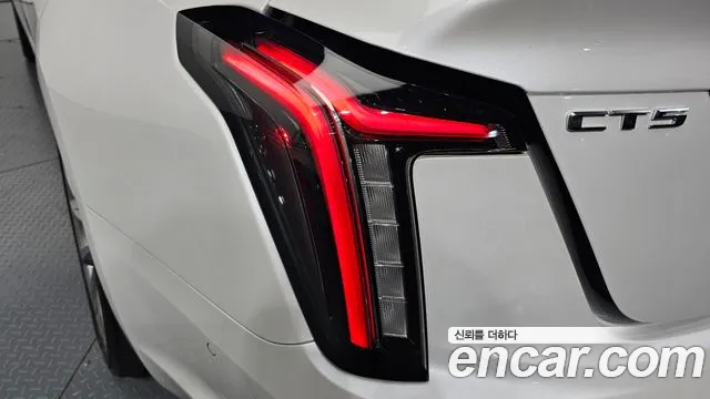 Cadillac CT5 — фото 23
