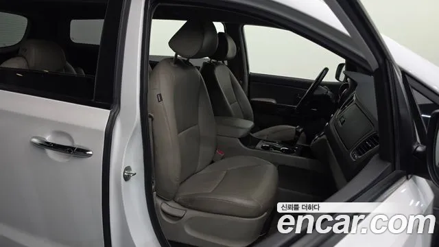 Kia Carnival — фото 11